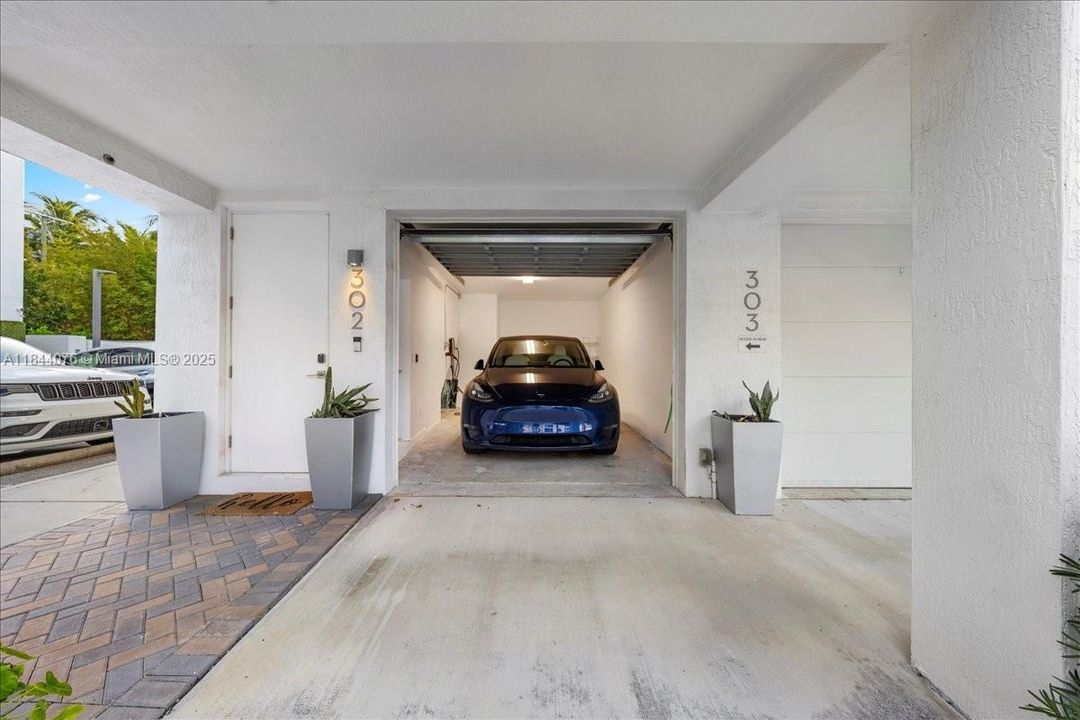 Active With Contract: $2,056,000 (3 beds, 2 baths, 2236 Square Feet)