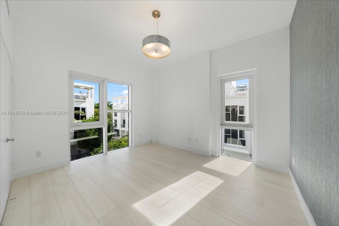 Active With Contract: $2,056,000 (3 beds, 2 baths, 2236 Square Feet)