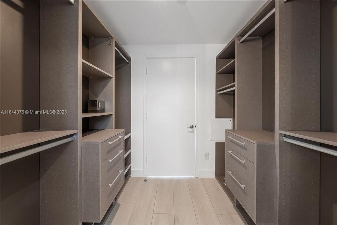 Active With Contract: $2,056,000 (3 beds, 2 baths, 2236 Square Feet)