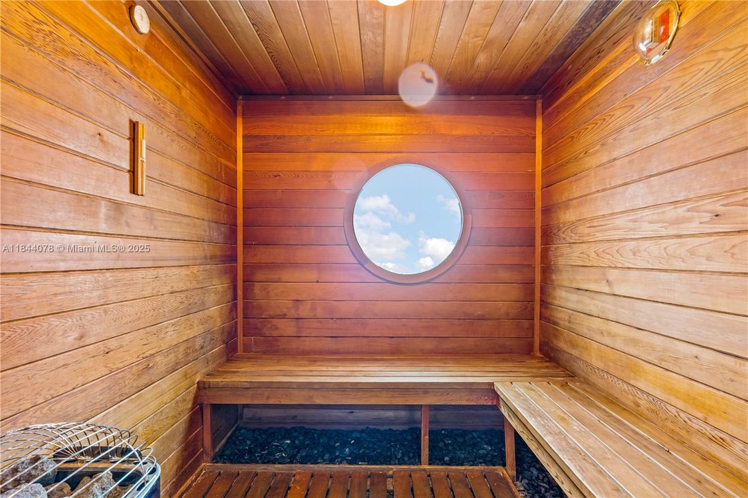 合同活跃: $1,480,000 (2 贝兹, 2 浴室, 1210 平方英尺)