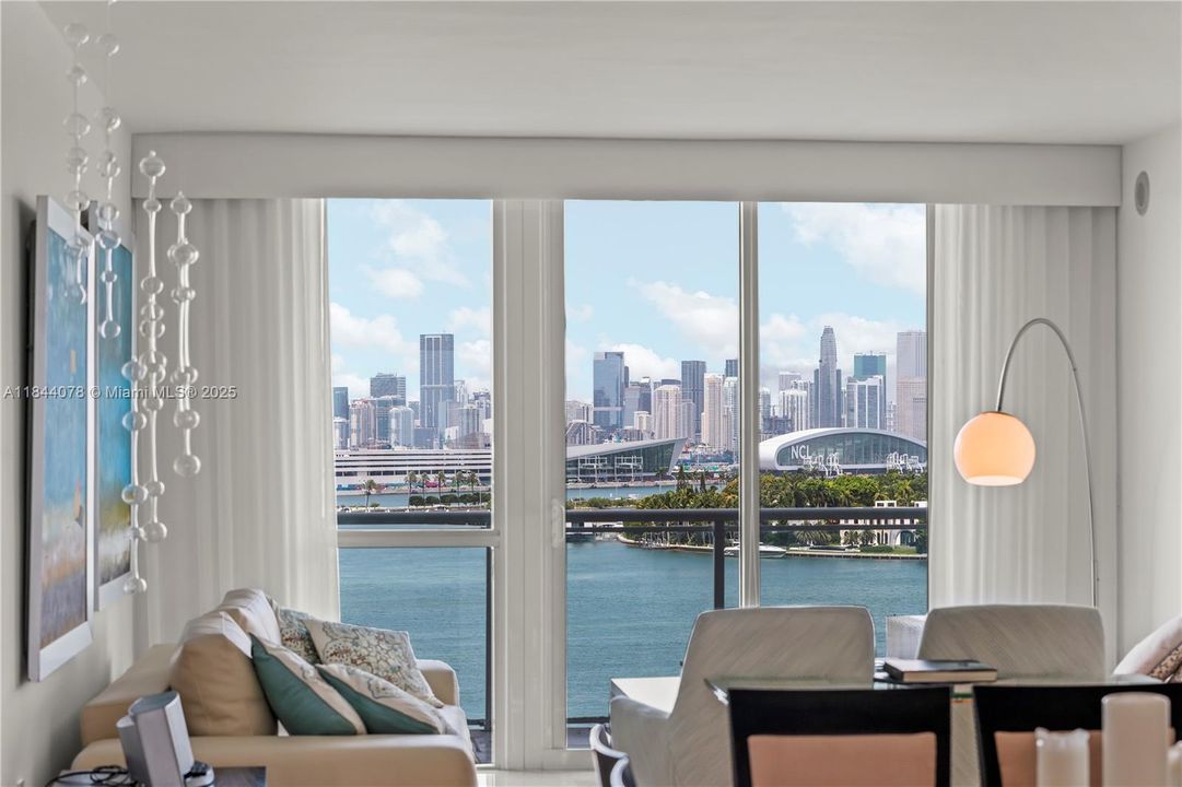 合同活跃: $1,480,000 (2 贝兹, 2 浴室, 1210 平方英尺)