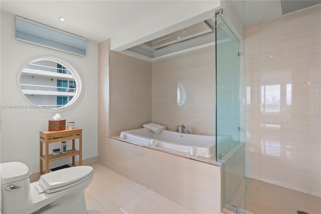 合同活跃: $1,480,000 (2 贝兹, 2 浴室, 1210 平方英尺)