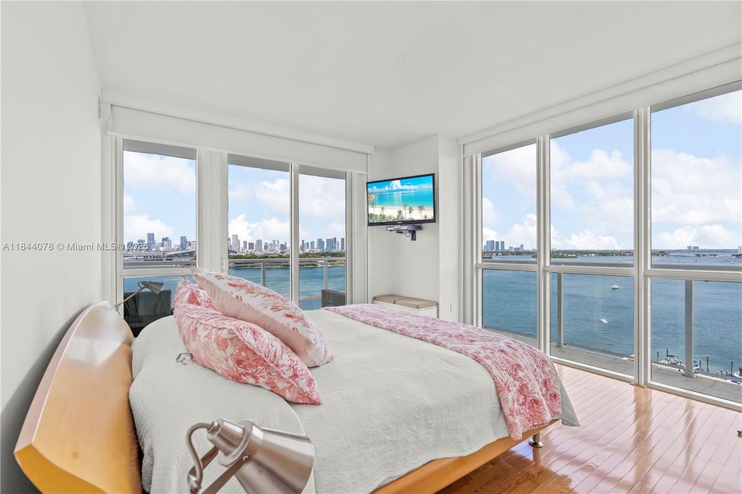 合同活跃: $1,480,000 (2 贝兹, 2 浴室, 1210 平方英尺)