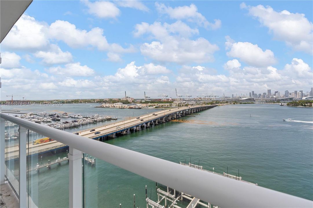 合同活跃: $1,480,000 (2 贝兹, 2 浴室, 1210 平方英尺)