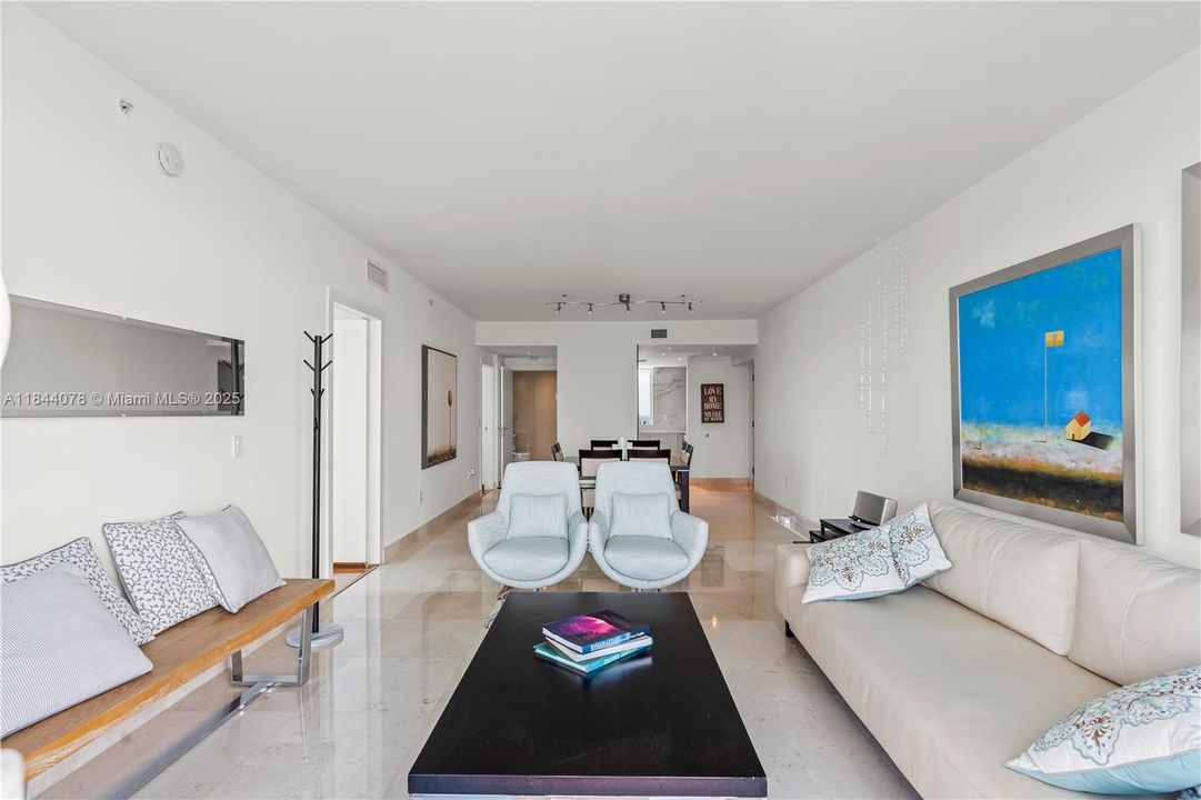 合同活跃: $1,480,000 (2 贝兹, 2 浴室, 1210 平方英尺)