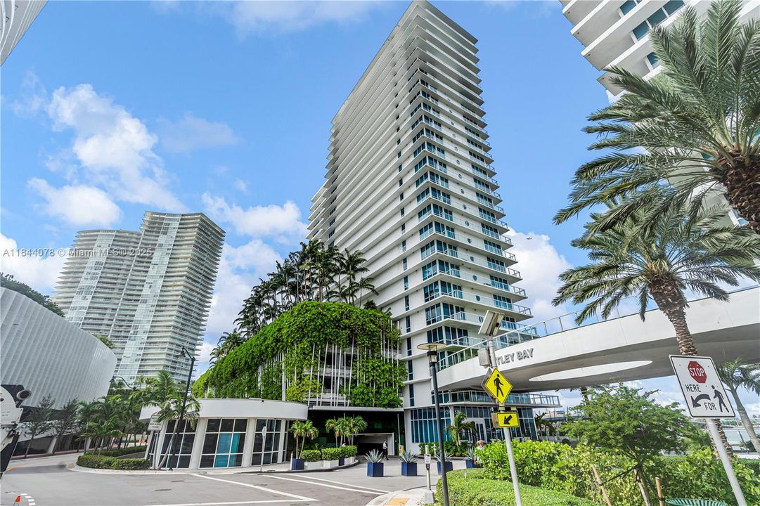 合同活跃: $1,480,000 (2 贝兹, 2 浴室, 1210 平方英尺)