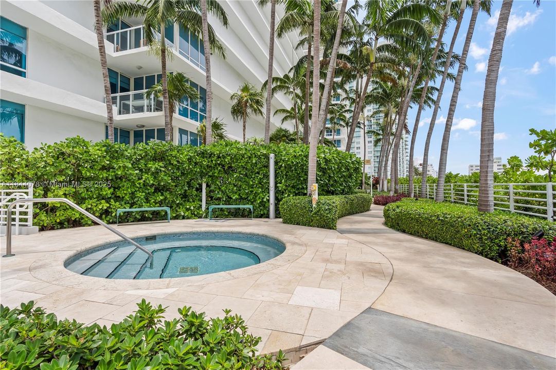 合同活跃: $1,480,000 (2 贝兹, 2 浴室, 1210 平方英尺)