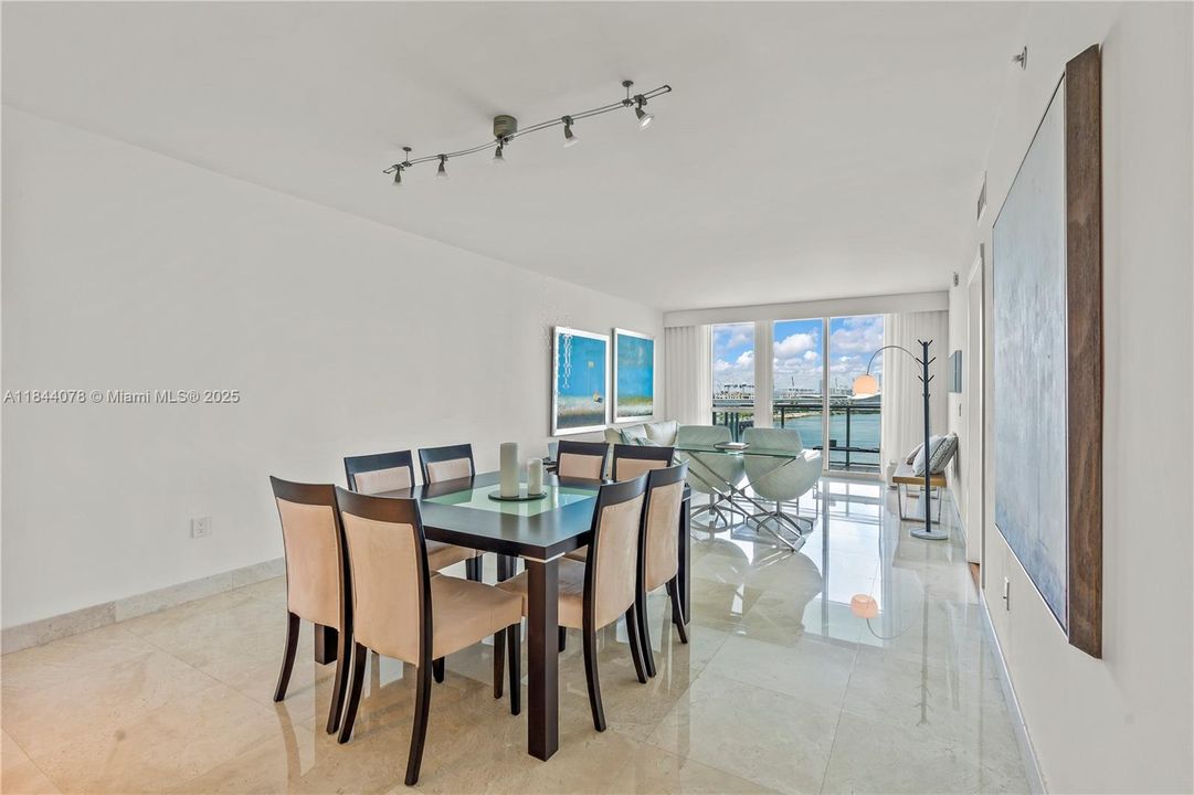 合同活跃: $1,480,000 (2 贝兹, 2 浴室, 1210 平方英尺)