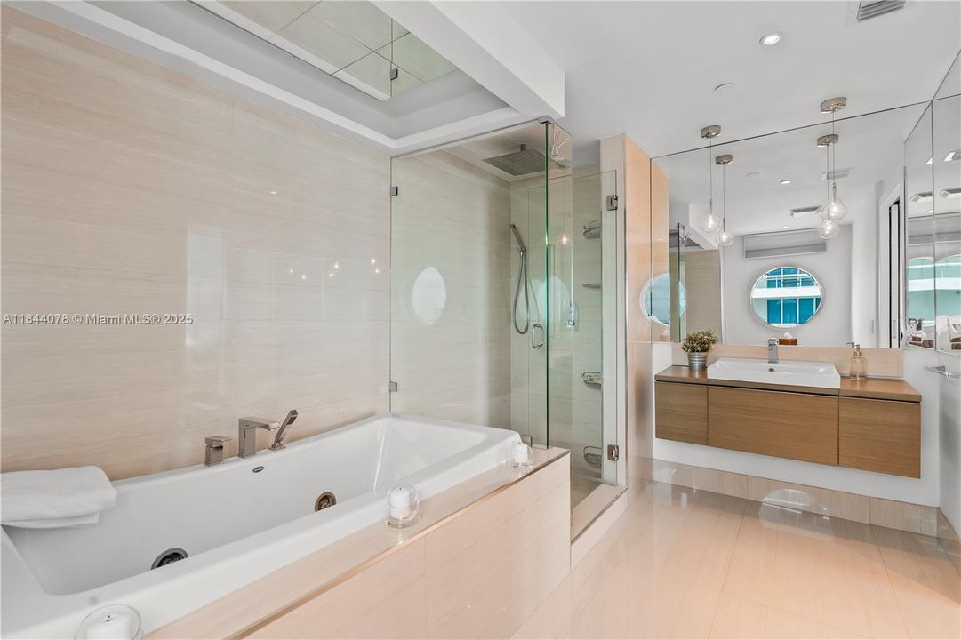 合同活跃: $1,480,000 (2 贝兹, 2 浴室, 1210 平方英尺)