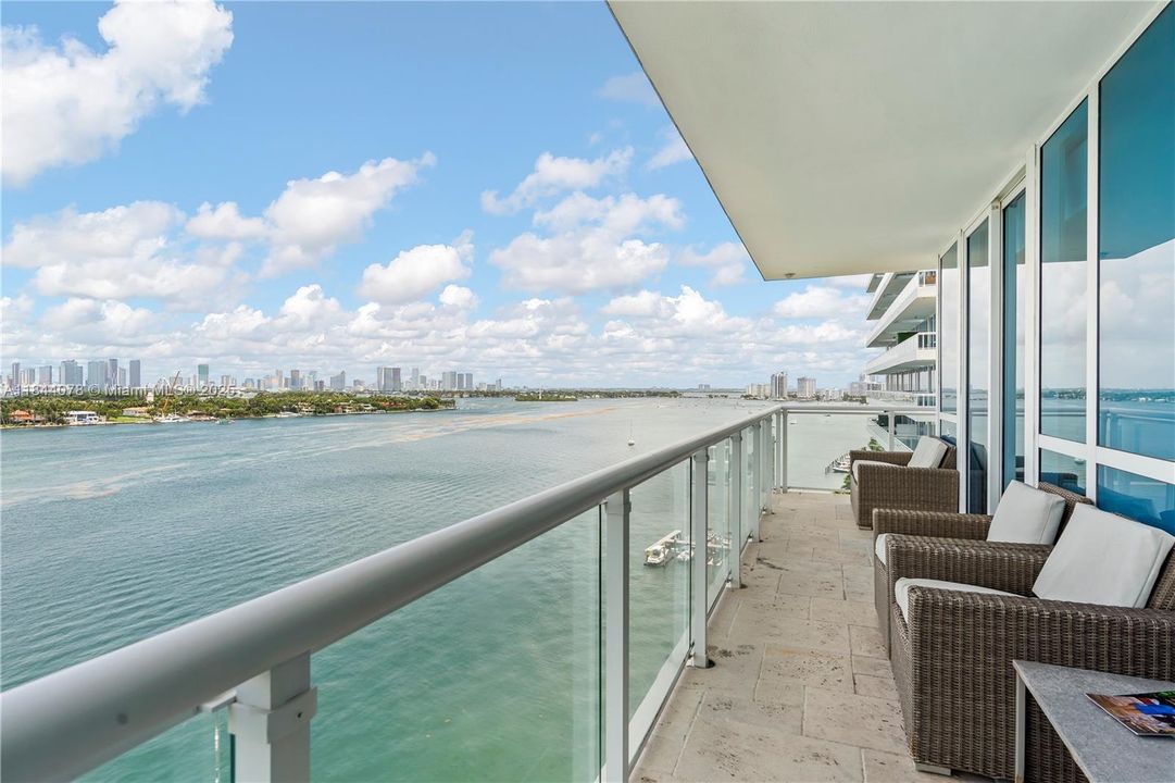 合同活跃: $1,480,000 (2 贝兹, 2 浴室, 1210 平方英尺)