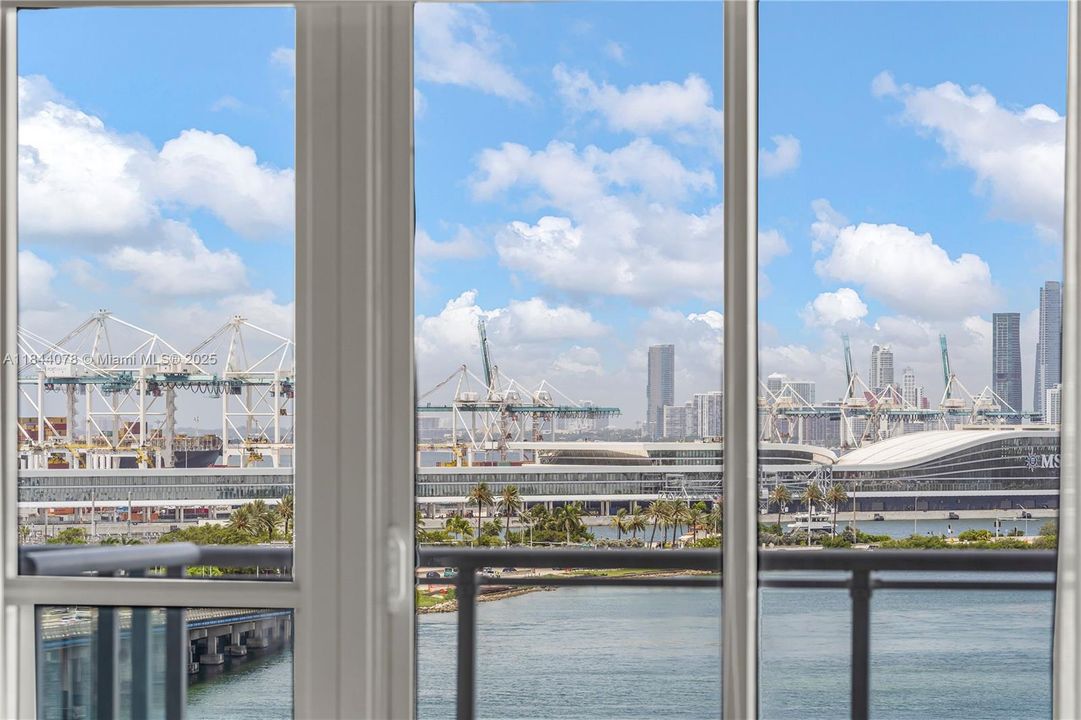 合同活跃: $1,480,000 (2 贝兹, 2 浴室, 1210 平方英尺)