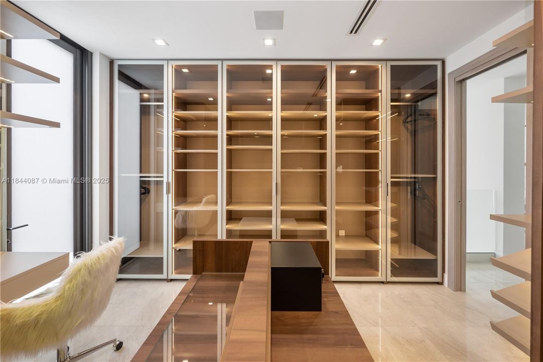 Vendido Recientemente: $3,999,000 (5 camas, 4 baños, 3993 Pies cuadrados)