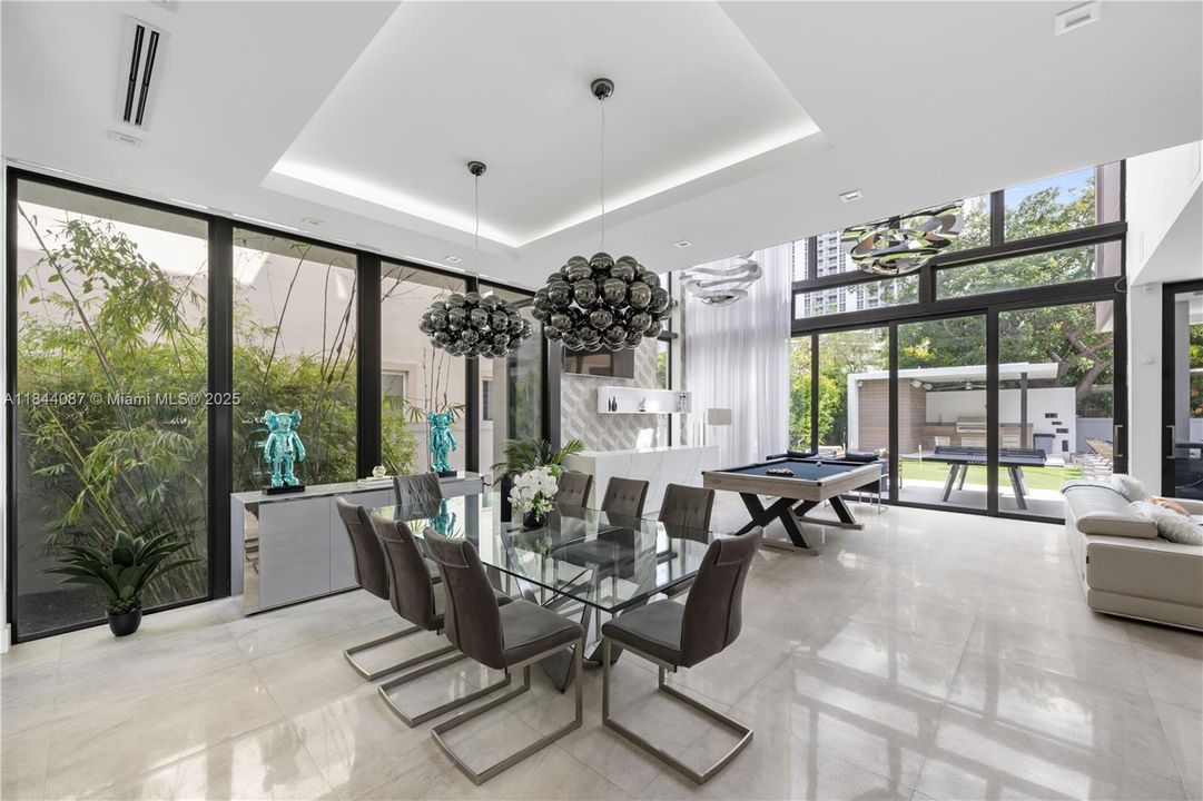 Vendido Recientemente: $3,999,000 (5 camas, 4 baños, 3993 Pies cuadrados)