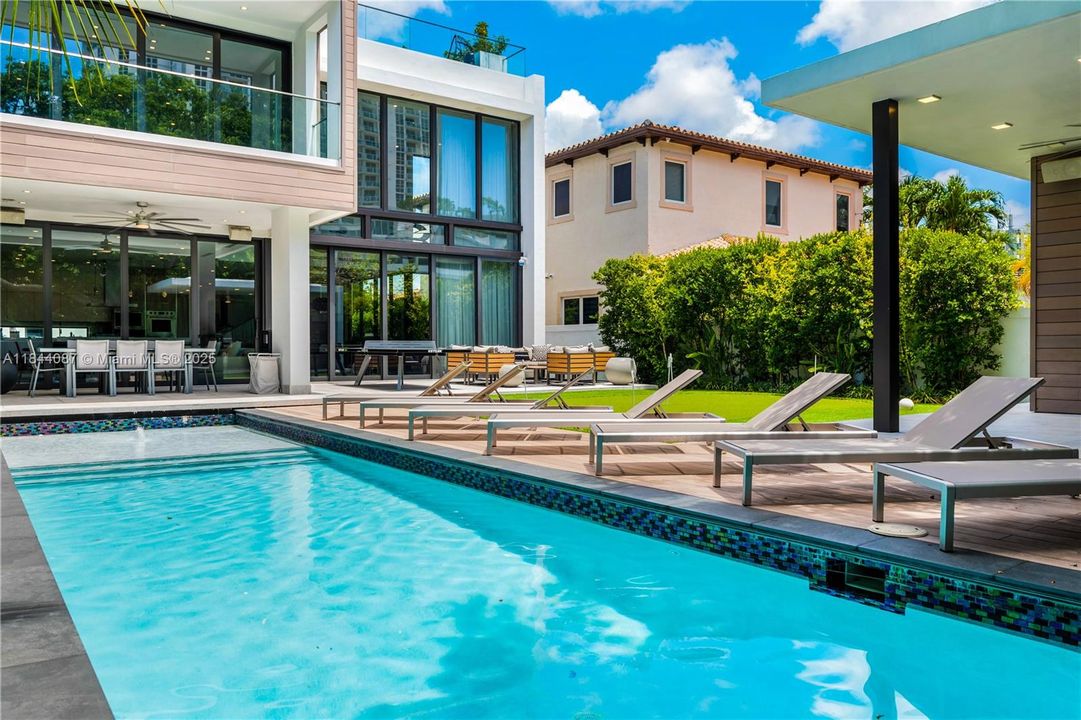 Vendido Recientemente: $3,999,000 (5 camas, 4 baños, 3993 Pies cuadrados)