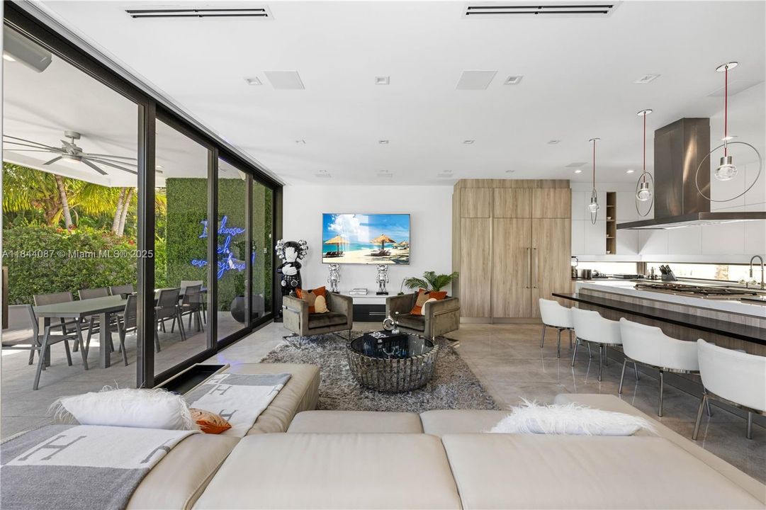 Vendido Recientemente: $3,999,000 (5 camas, 4 baños, 3993 Pies cuadrados)