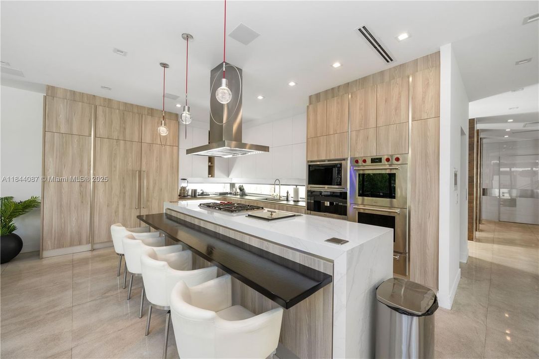 Vendido Recientemente: $3,999,000 (5 camas, 4 baños, 3993 Pies cuadrados)