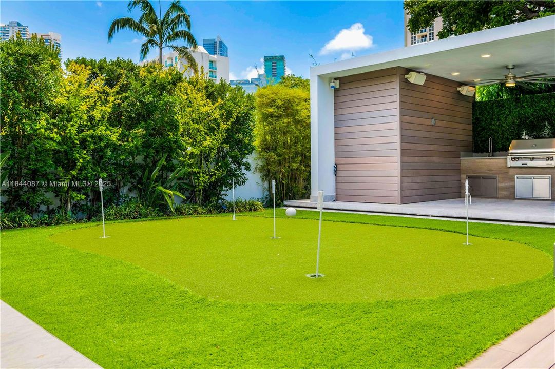 Vendido Recientemente: $3,999,000 (5 camas, 4 baños, 3993 Pies cuadrados)