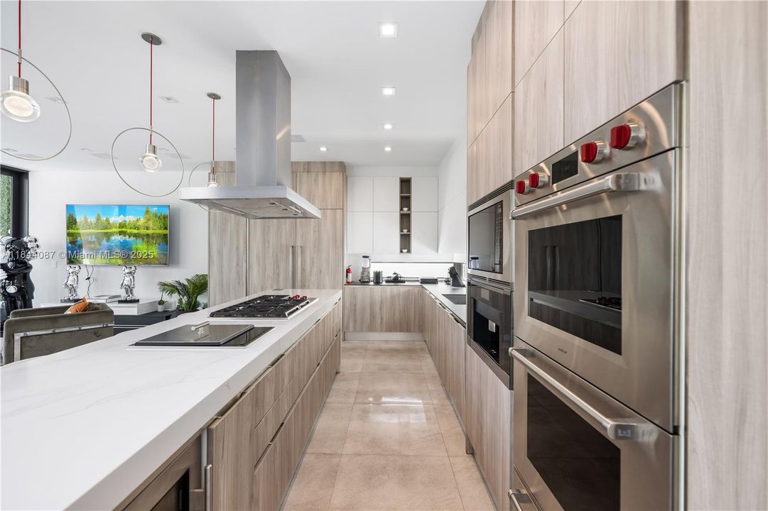 Vendido Recientemente: $3,999,000 (5 camas, 4 baños, 3993 Pies cuadrados)