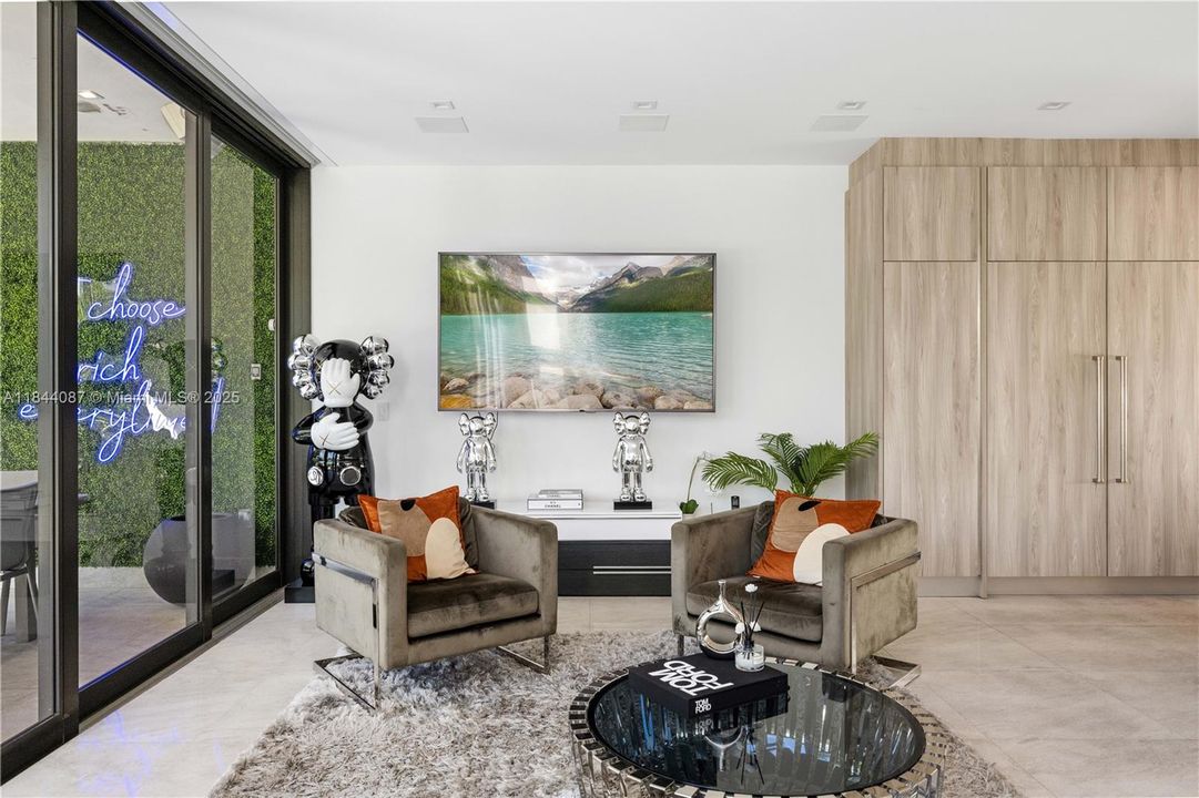 Vendido Recientemente: $3,999,000 (5 camas, 4 baños, 3993 Pies cuadrados)