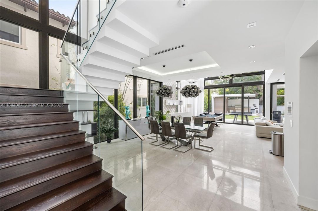 Vendido Recientemente: $3,999,000 (5 camas, 4 baños, 3993 Pies cuadrados)