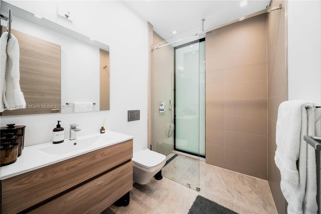 Vendido Recientemente: $3,999,000 (5 camas, 4 baños, 3993 Pies cuadrados)