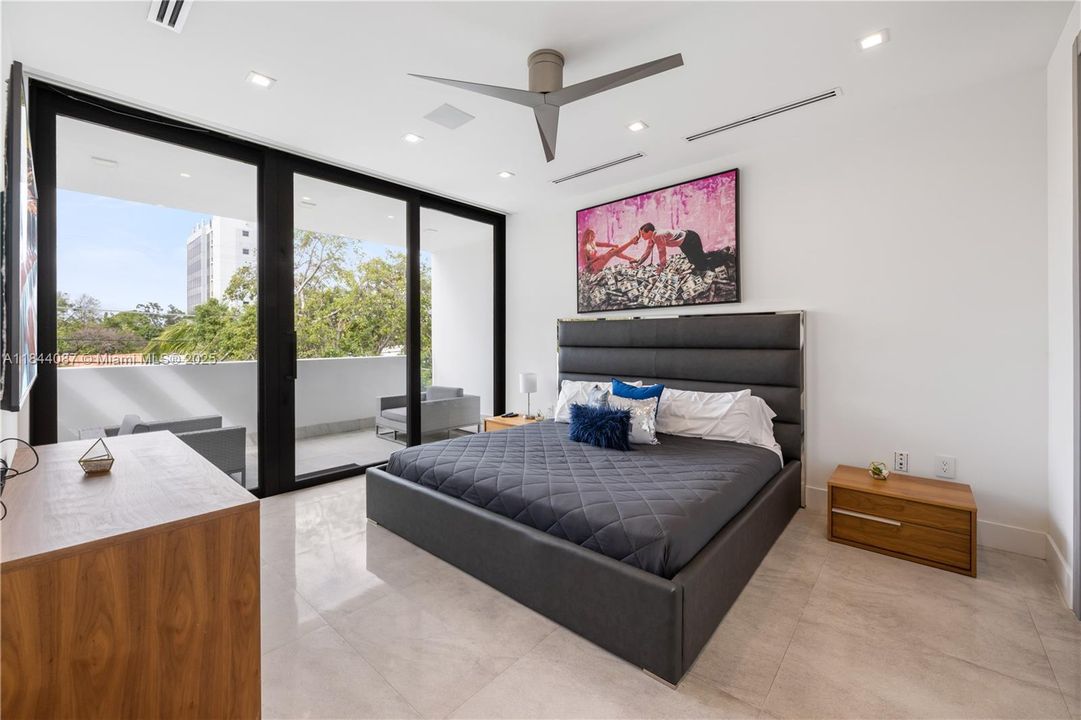 Vendido Recientemente: $3,999,000 (5 camas, 4 baños, 3993 Pies cuadrados)