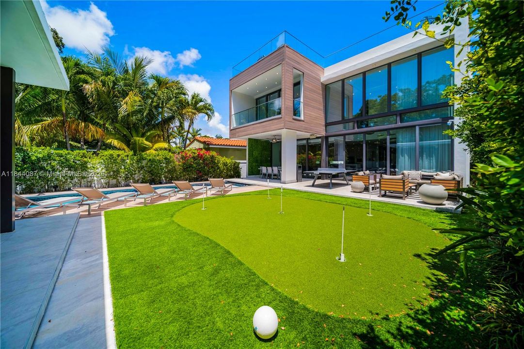 Vendido Recientemente: $3,999,000 (5 camas, 4 baños, 3993 Pies cuadrados)