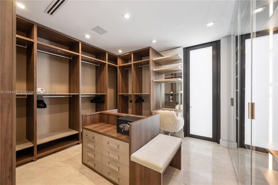 Vendido Recientemente: $3,999,000 (5 camas, 4 baños, 3993 Pies cuadrados)