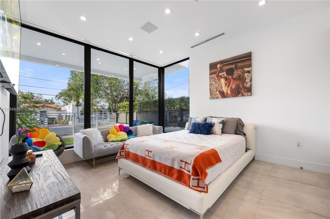 Vendido Recientemente: $3,999,000 (5 camas, 4 baños, 3993 Pies cuadrados)