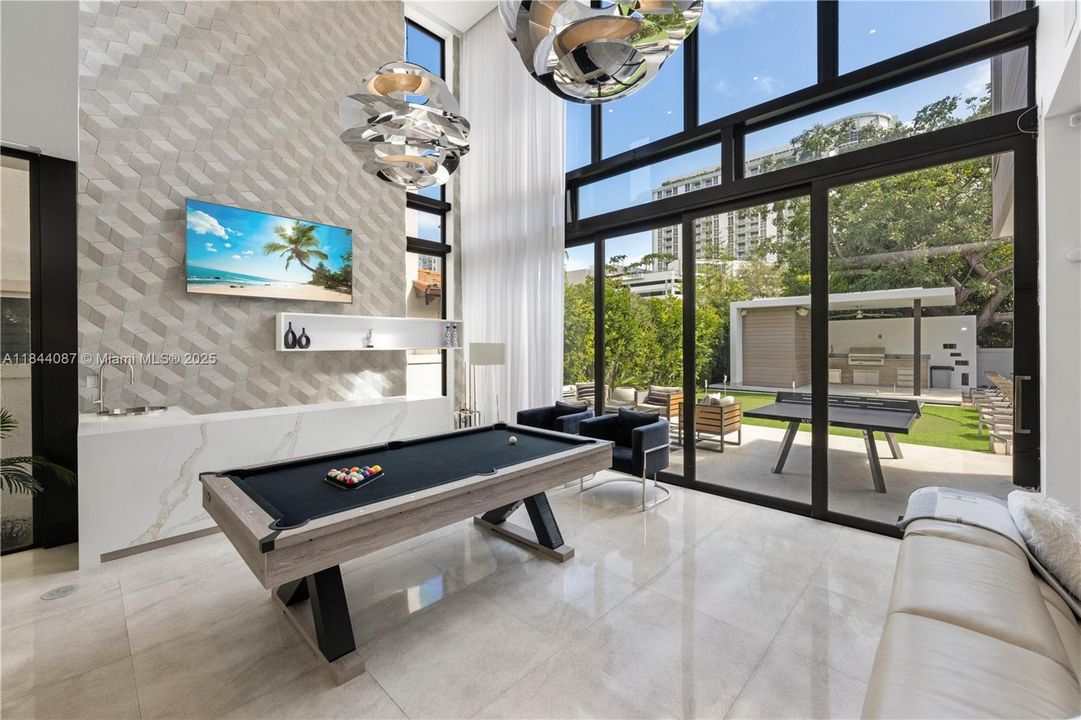 Vendido Recientemente: $3,999,000 (5 camas, 4 baños, 3993 Pies cuadrados)