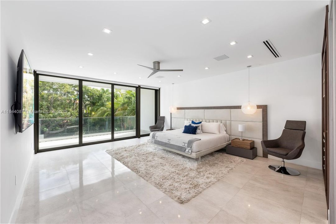 Vendido Recientemente: $3,999,000 (5 camas, 4 baños, 3993 Pies cuadrados)