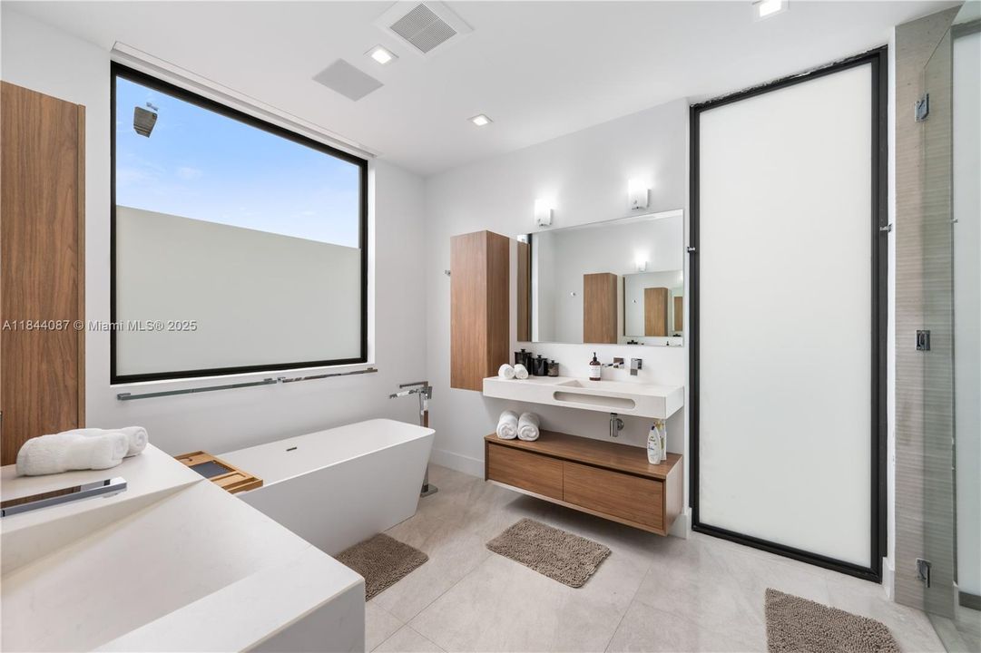 Vendido Recientemente: $3,999,000 (5 camas, 4 baños, 3993 Pies cuadrados)