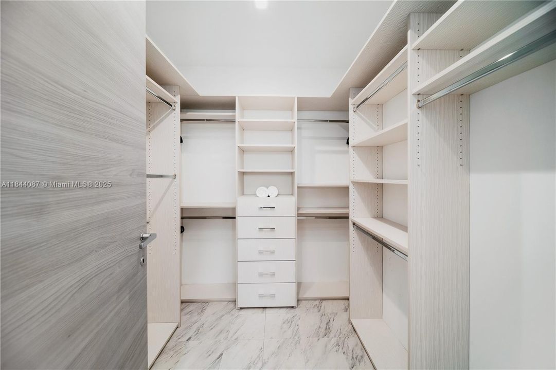 Vendido Recientemente: $3,999,000 (5 camas, 4 baños, 3993 Pies cuadrados)