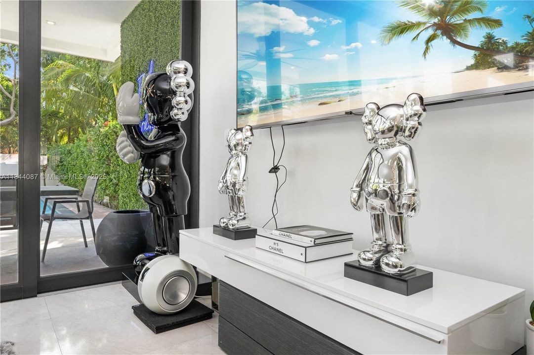 Vendido Recientemente: $3,999,000 (5 camas, 4 baños, 3993 Pies cuadrados)