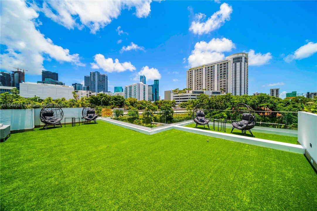 Vendido Recientemente: $3,999,000 (5 camas, 4 baños, 3993 Pies cuadrados)