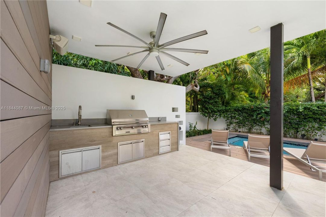 Vendido Recientemente: $3,999,000 (5 camas, 4 baños, 3993 Pies cuadrados)