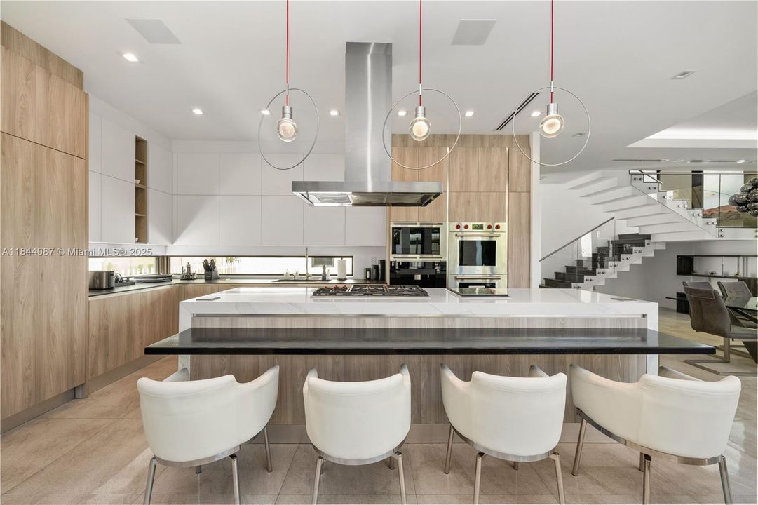 Vendido Recientemente: $3,999,000 (5 camas, 4 baños, 3993 Pies cuadrados)