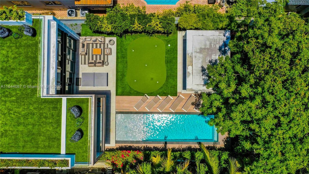 Vendido Recientemente: $3,999,000 (5 camas, 4 baños, 3993 Pies cuadrados)