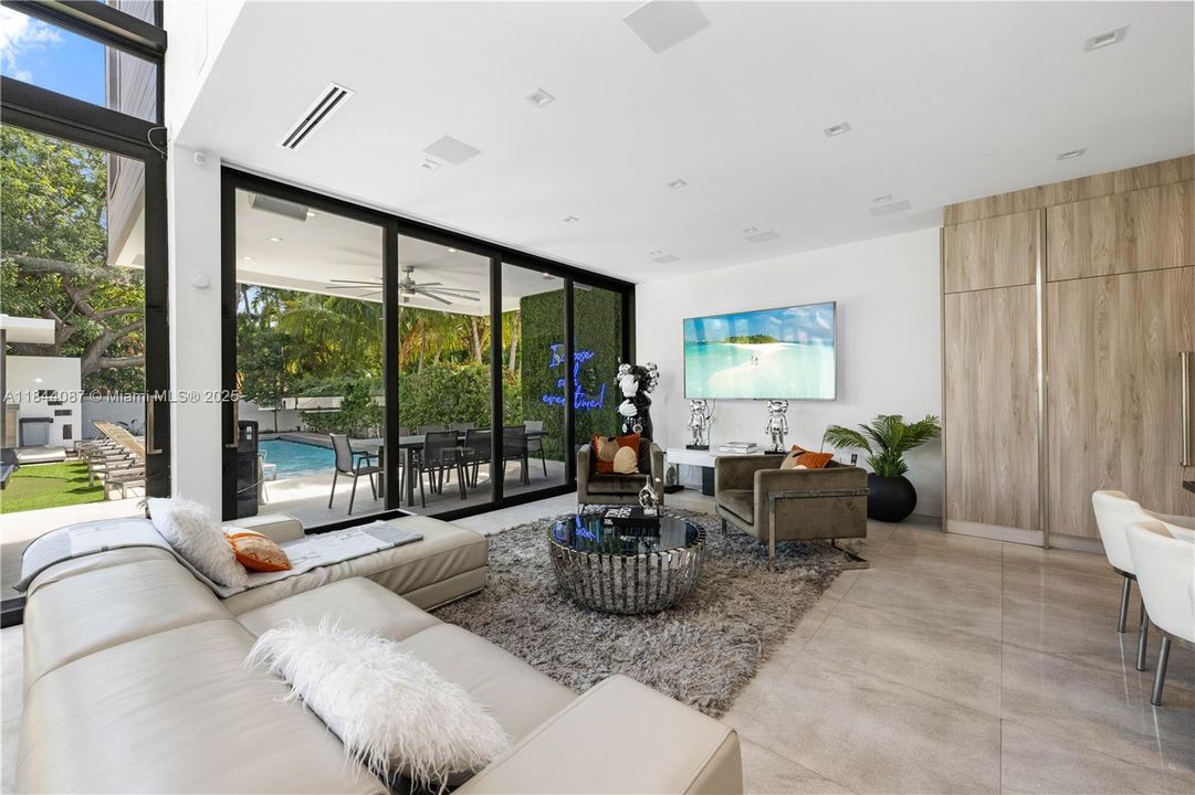 Vendido Recientemente: $3,999,000 (5 camas, 4 baños, 3993 Pies cuadrados)