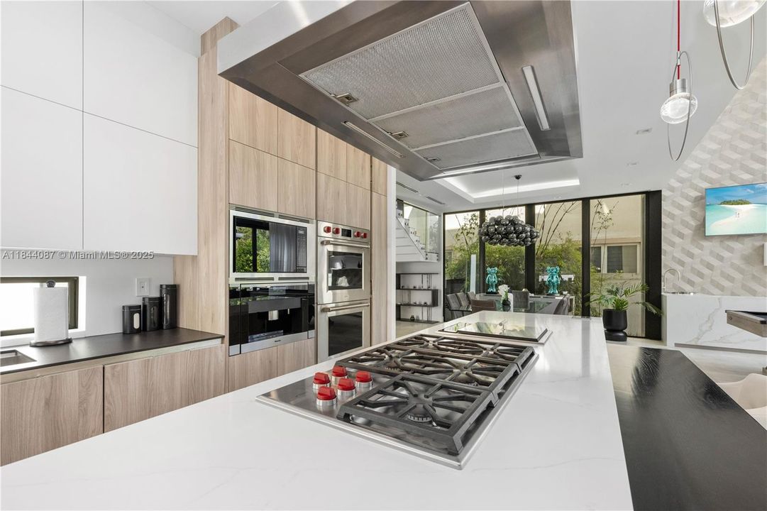 Vendido Recientemente: $3,999,000 (5 camas, 4 baños, 3993 Pies cuadrados)