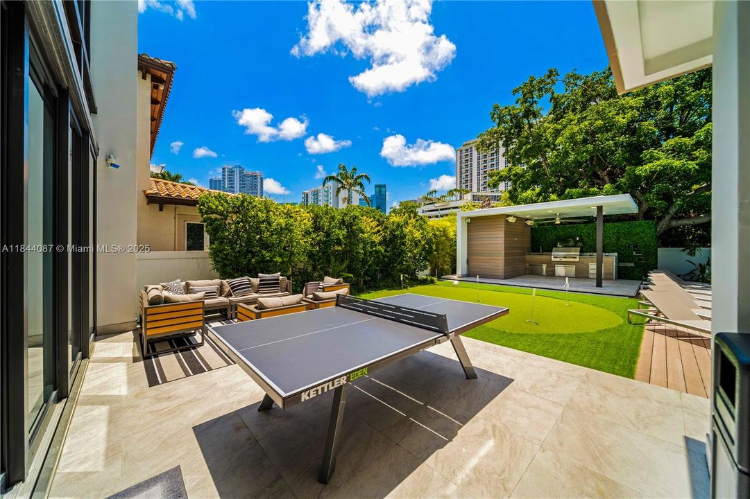 Vendido Recientemente: $3,999,000 (5 camas, 4 baños, 3993 Pies cuadrados)