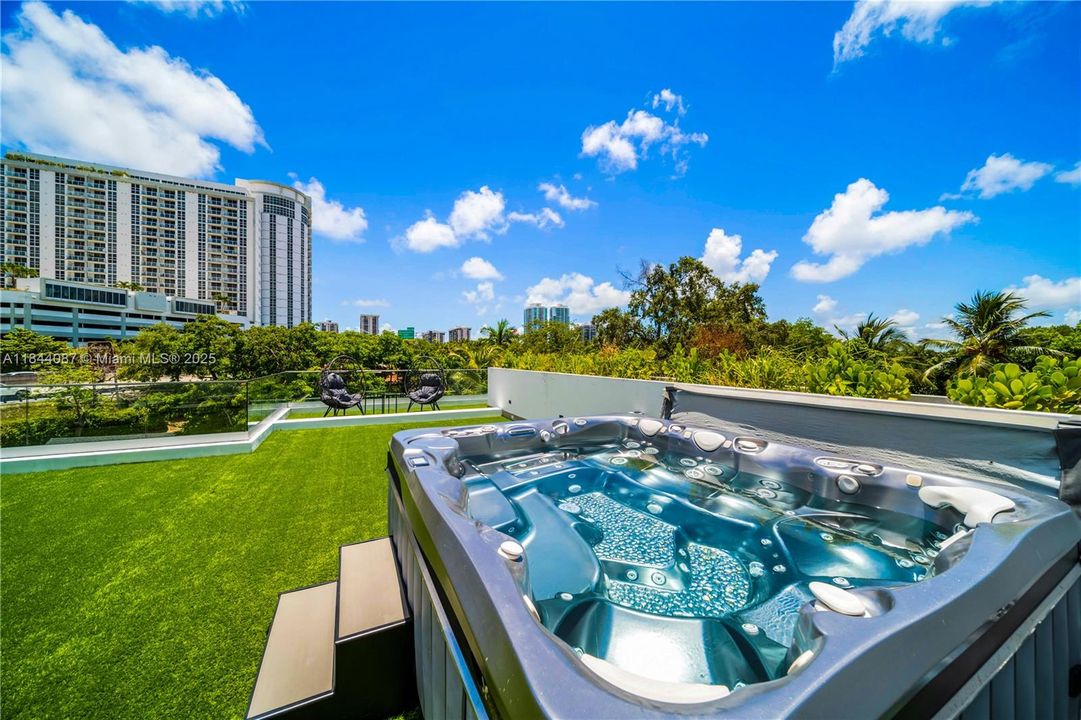 Vendido Recientemente: $3,999,000 (5 camas, 4 baños, 3993 Pies cuadrados)