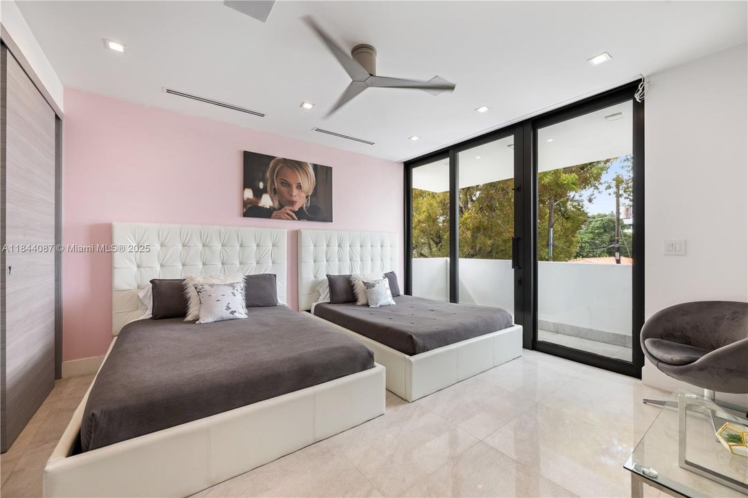 Vendido Recientemente: $3,999,000 (5 camas, 4 baños, 3993 Pies cuadrados)