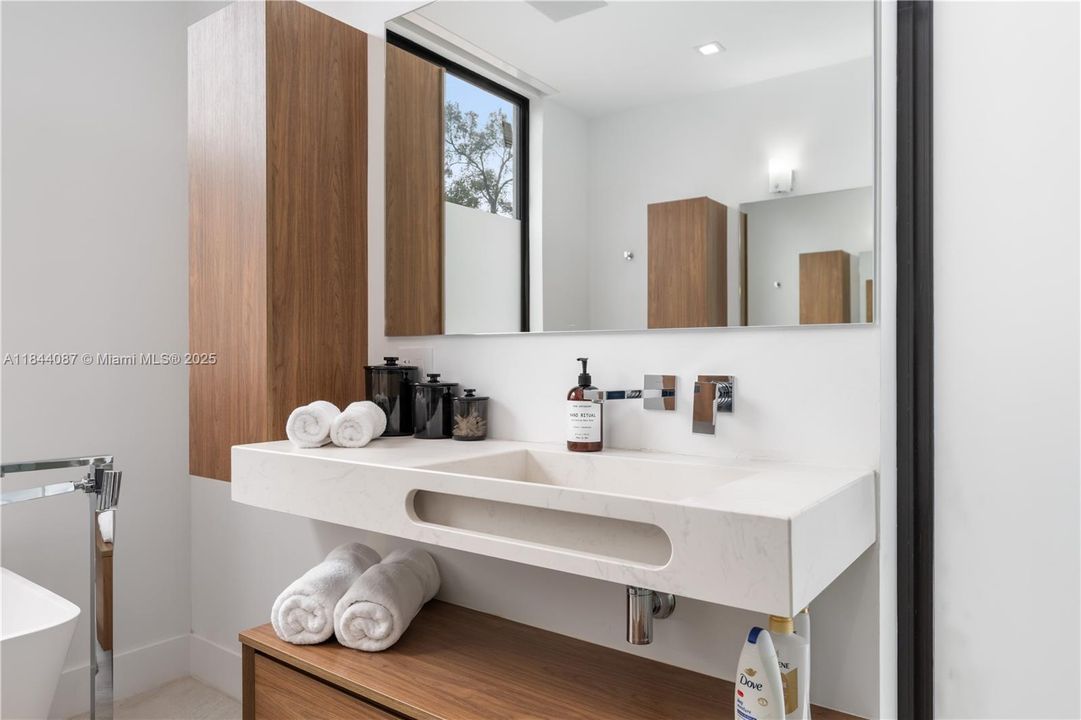 Vendido Recientemente: $3,999,000 (5 camas, 4 baños, 3993 Pies cuadrados)