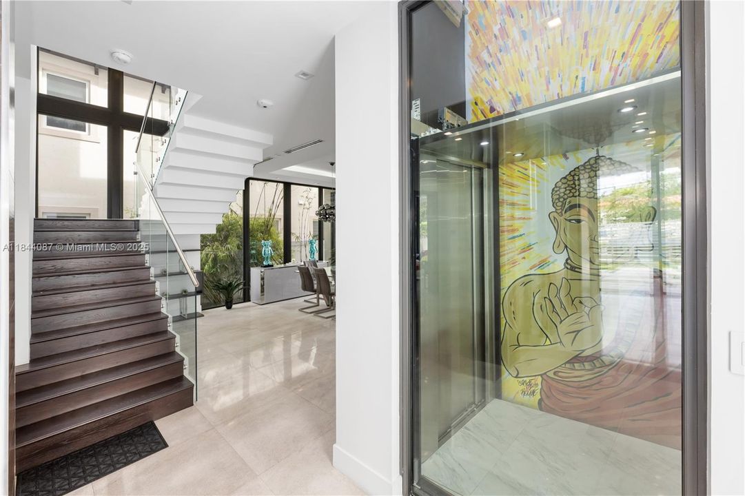 Vendido Recientemente: $3,999,000 (5 camas, 4 baños, 3993 Pies cuadrados)