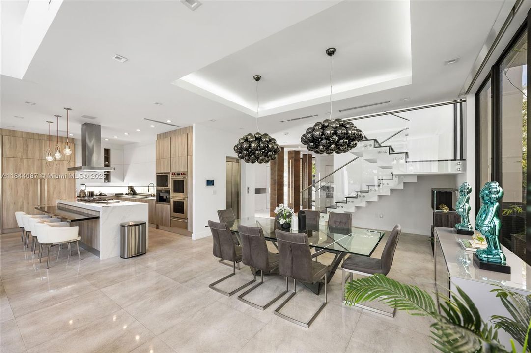 Vendido Recientemente: $3,999,000 (5 camas, 4 baños, 3993 Pies cuadrados)