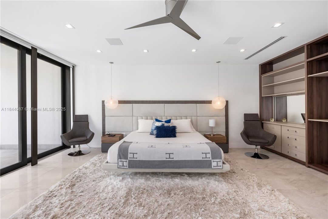 Vendido Recientemente: $3,999,000 (5 camas, 4 baños, 3993 Pies cuadrados)