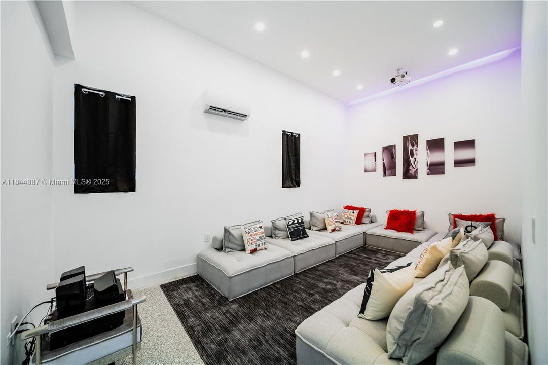 Vendido Recientemente: $3,999,000 (5 camas, 4 baños, 3993 Pies cuadrados)