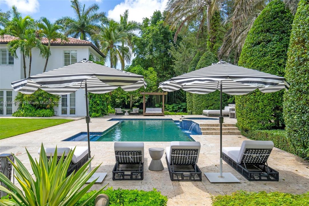 合同活跃: $5,250,000 (8 贝兹, 9 浴室, 7464 平方英尺)
