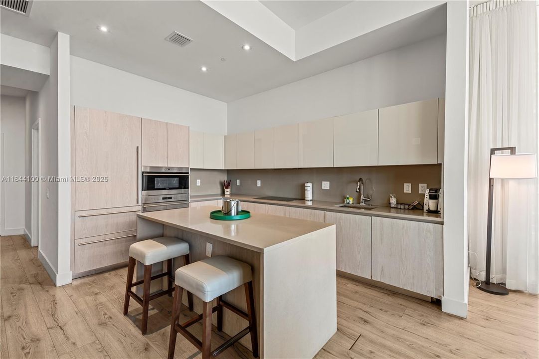 Недавно продано: $939,000 (2 спален, 2 ванн, 1172 Квадратных фут)